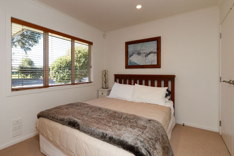 Photo of property in 35 Oram Drive, Turitea, Palmerston North, 4472