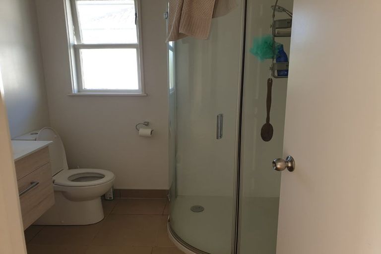 Photo of property in 31 Gladstone Road, Northcote, Auckland, 0627