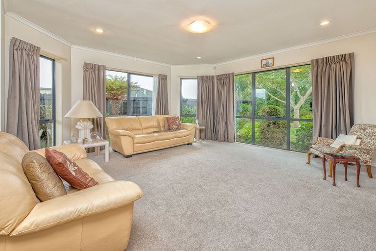 Photo of property in 8 Morewa Place, Takanini, 2112