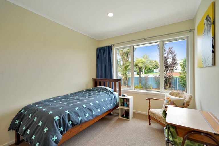 Photo of property in 14 Harbour View Road, Te Atatu Peninsula, Auckland, 0610