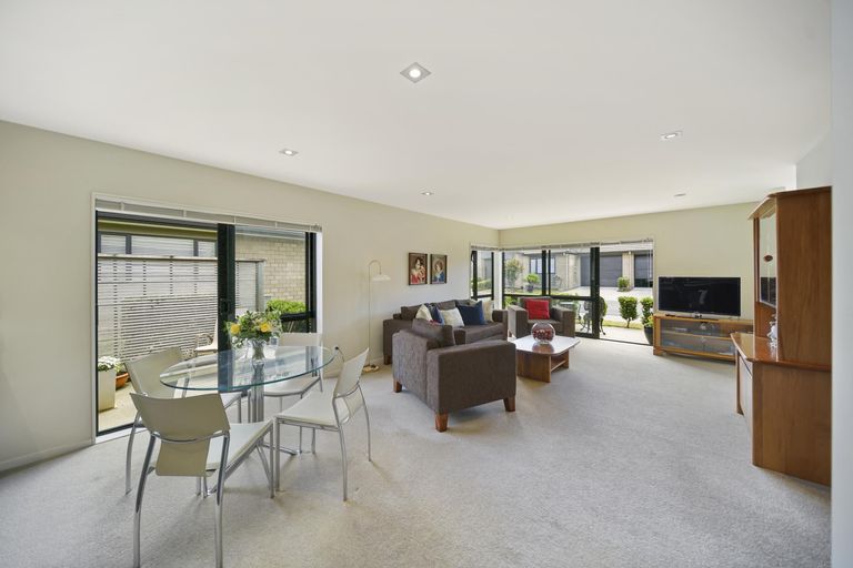Photo of property in 21 Royalle Mews, Botany Downs, Auckland, 2010