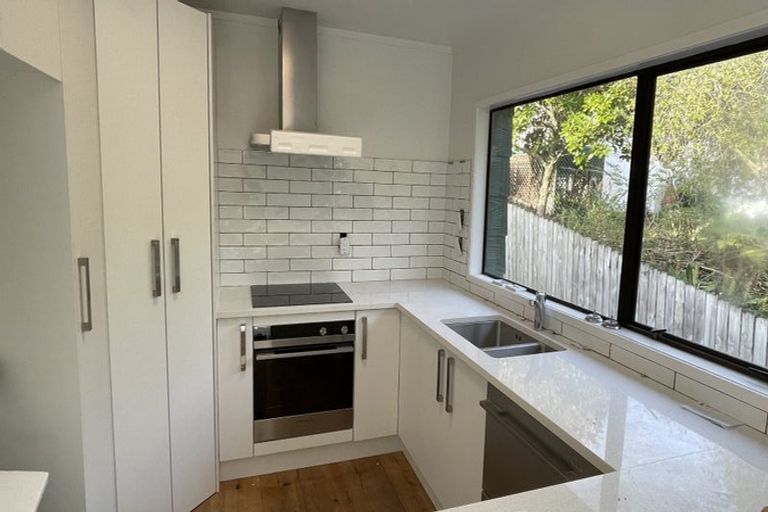 Photo of property in 2/15 Louise Place, Browns Bay, Auckland, 0630