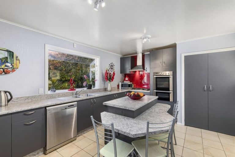 Photo of property in 51 Oakleigh Street, Maungaraki, Lower Hutt, 5010