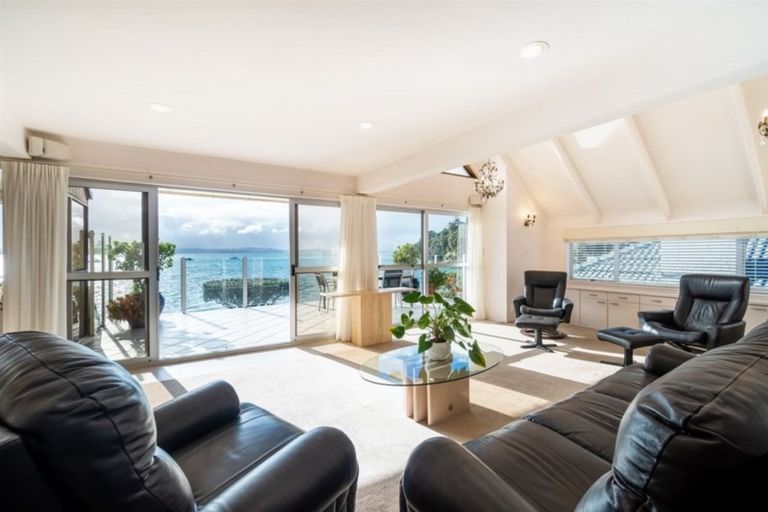 Photo of property in 98 Tindalls Bay Road, Tindalls Beach, Whangaparaoa, 0930