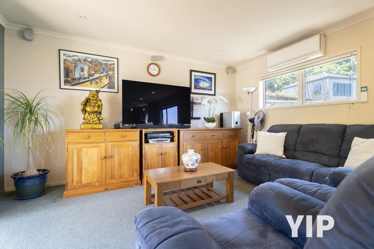 Photo of property in 16 Domett Street, Newlands, Wellington, 6037