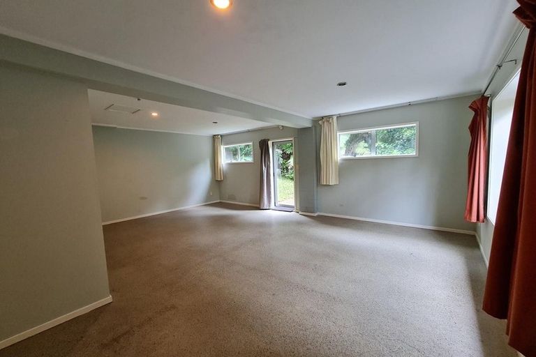 Photo of property in 66 Rauhuia Crescent, Parau, Auckland, 0604