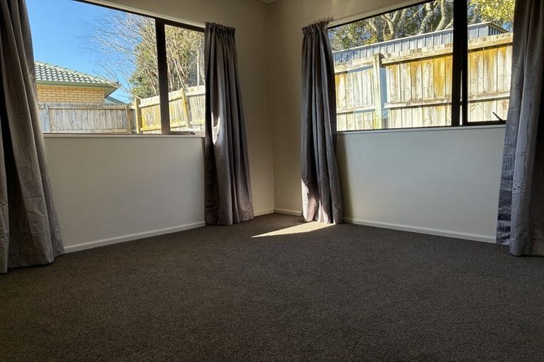Photo of property in 5 Gregg Place, Sunnyvale, Auckland, 0612