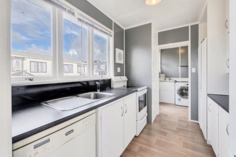 Photo of property in 20 Riserra Drive, Ranui, Auckland, 0612