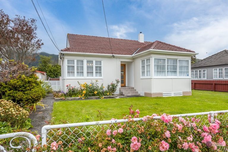 Photo of property in 11 Wheatley Street, Naenae, Lower Hutt, 5011