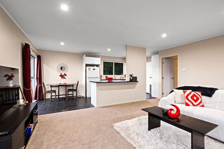 Photo of property in 31 Pipitea Place, Massey, Auckland, 0614
