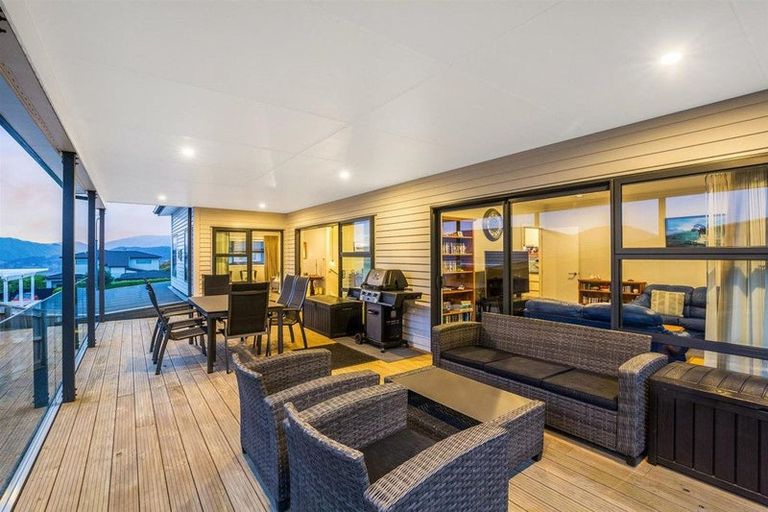 Photo of property in 12 Canary Way, Whitby, Porirua, 5024