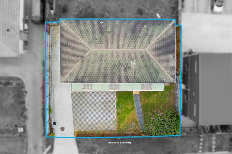 Photo of property in 102 Tirimoana Road, Te Atatu South, Auckland, 0602