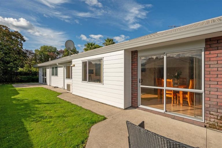 Photo of property in 16 Capricorn Place, Kawaha Point, Rotorua, 3010