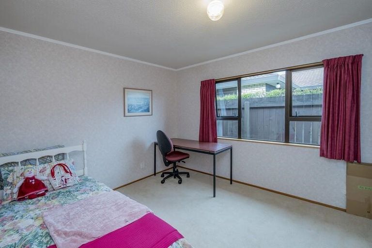Photo of property in 8 Runanga Grove, Waikanae, 5036