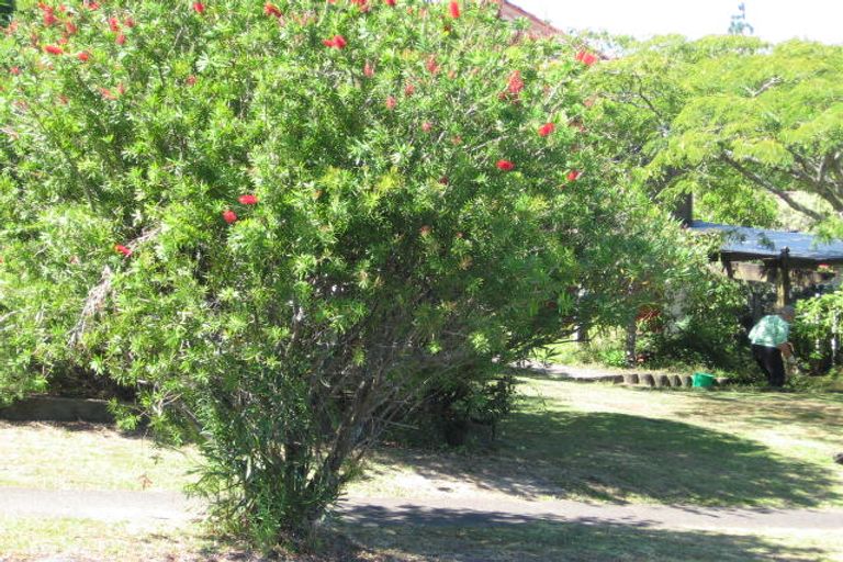 Photo of property in 11 Deverell Place, Northcross, Auckland, 0632