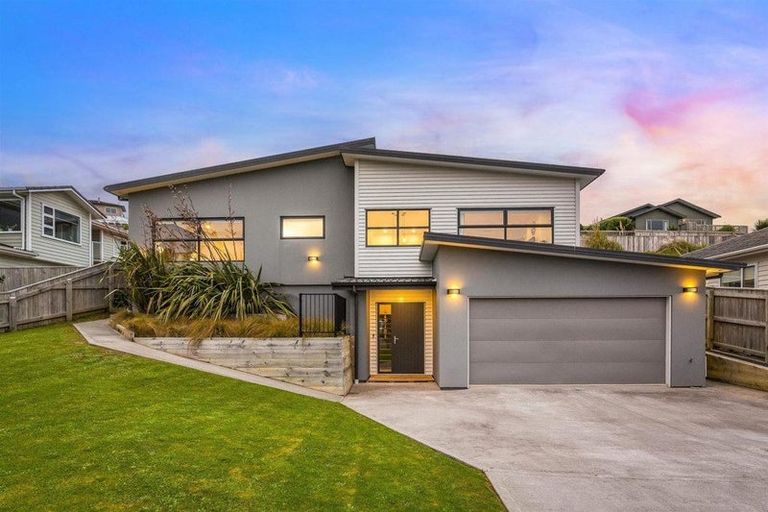 Photo of property in 12 Canary Way, Whitby, Porirua, 5024