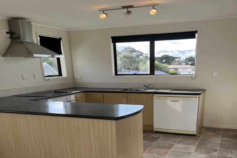 Photo of property in 1/8 Louise Place, West Harbour, Auckland, 0618