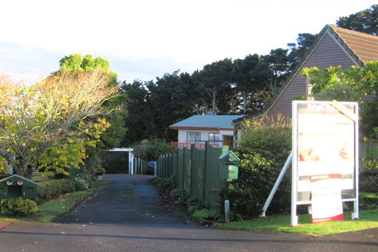 Photo of property in 16 Hurstbourn Priors, Goodwood Heights, Auckland, 2105