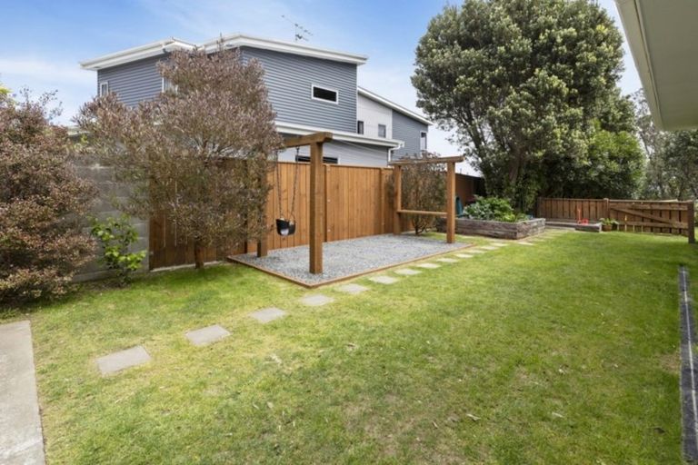 Photo of property in 46 Poto Road, Normandale, Lower Hutt, 5010