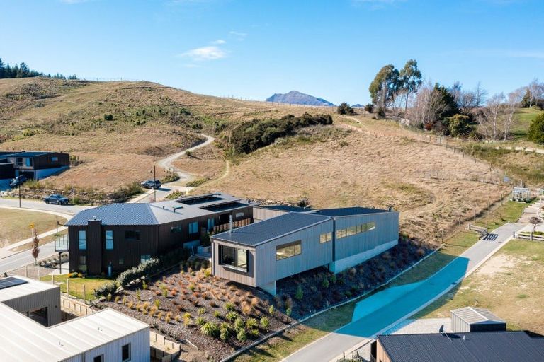 Photo of property in 6 Akitu Rise, Wanaka, 9305