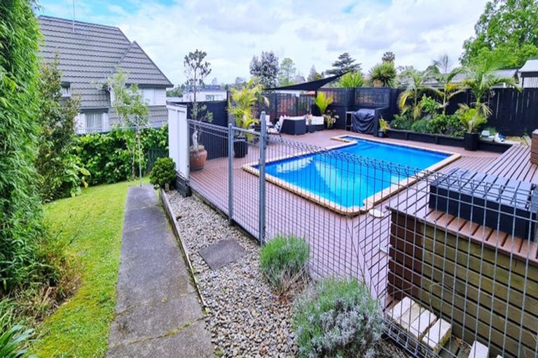 Photo of property in 9 Longbill Place, Glendene, Auckland, 0602