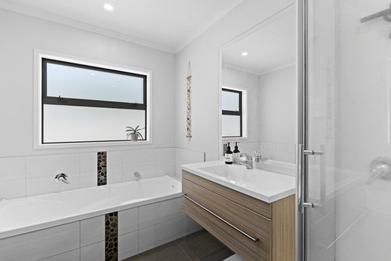 Photo of property in 5d Tui Grove, Oakura, 4314