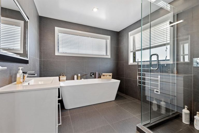 Photo of property in 8 Te Roera Place, Riverhead, 0820