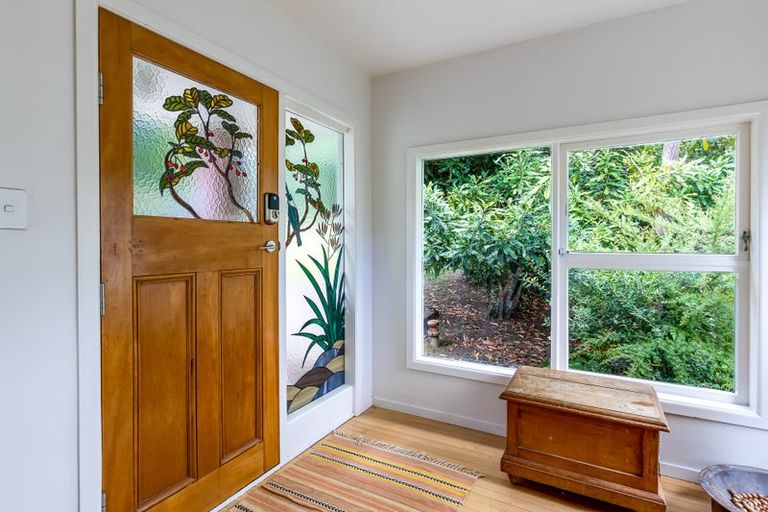 Photo of property in 9 Raroa Terrace, Waiatarua, Auckland, 0604