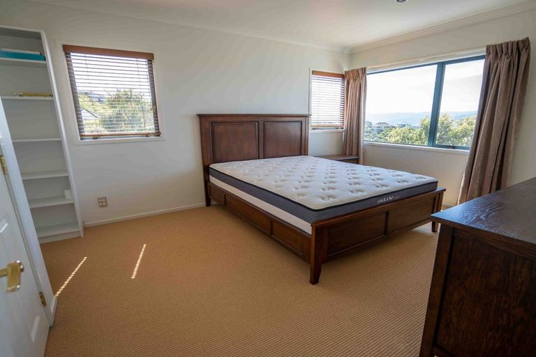Photo of property in 40 Dress Circle, Newlands, Wellington, 6037