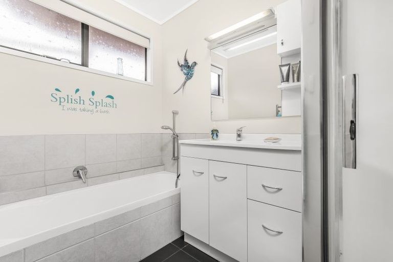 Photo of property in 34 Hadley Wood Drive, Wattle Downs, Auckland, 2103