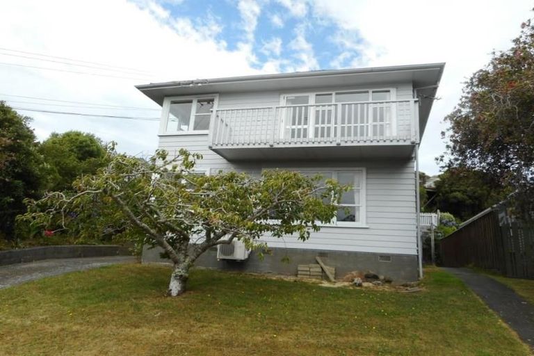 Photo of property in 21 Kahikatea Grove, Paparangi, Wellington, 6037