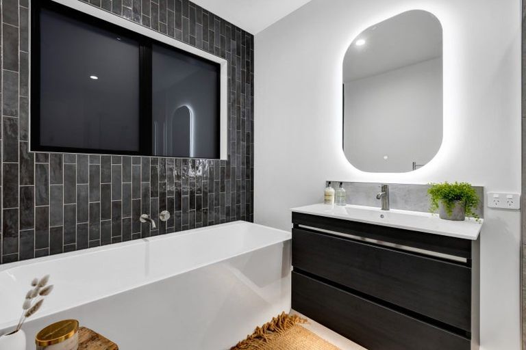 Photo of property in 54 Fernbrook Drive, Hurworth, New Plymouth, 4310