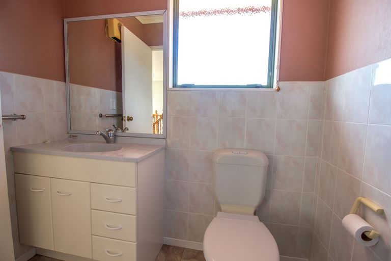 Photo of property in 102 Pacific Drive, Fitzherbert, Palmerston North, 4410