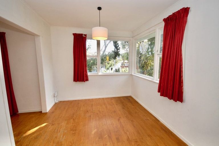 Photo of property in 64 Selwyn Crescent, Forrest Hill, Auckland, 0620