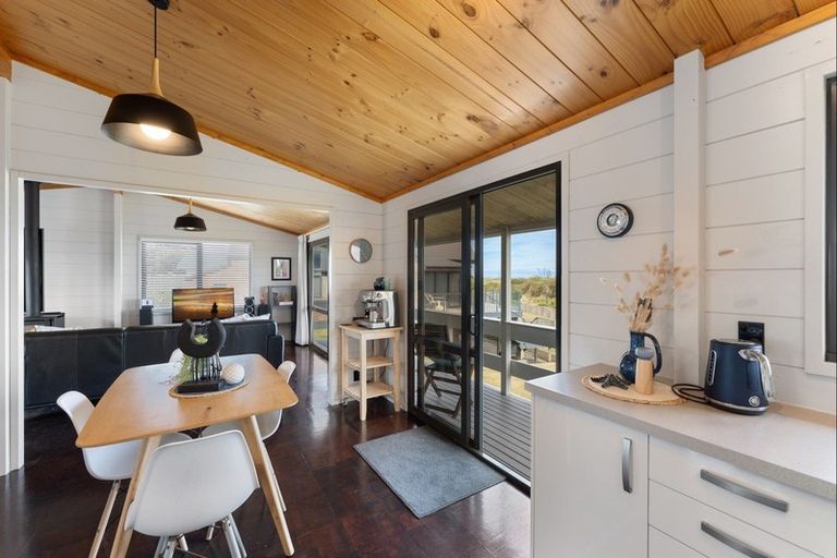 Photo of property in 15 Waiheke Street, Waikanae Beach, Waikanae, 5036
