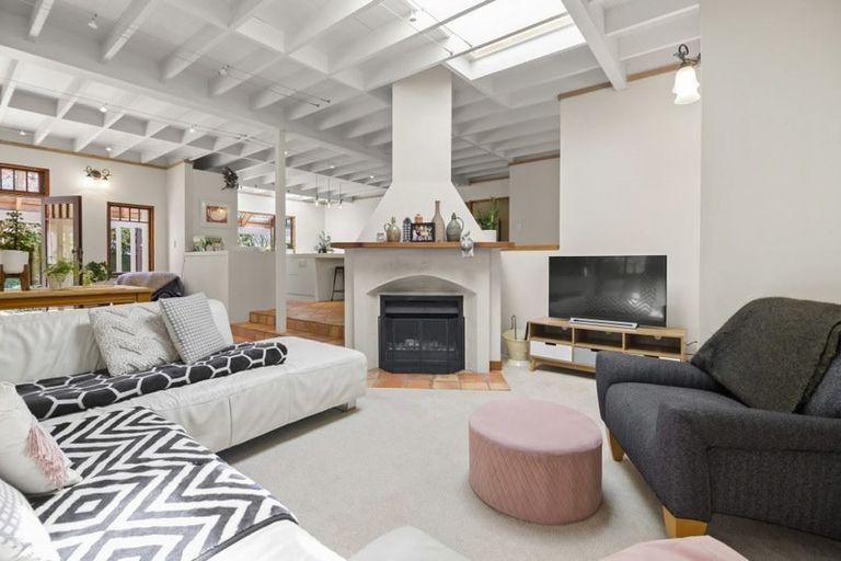 Photo of property in 9 Aotearoa Terrace, Murrays Bay, Auckland, 0630