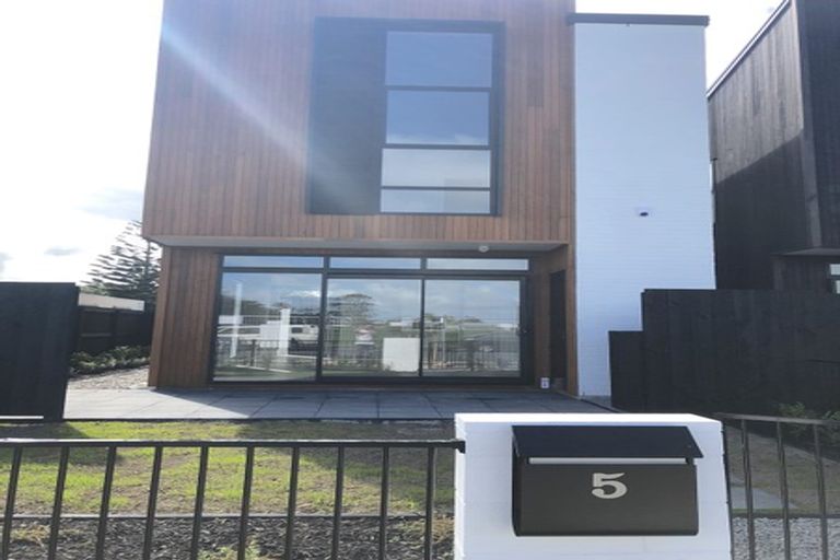 Photo of property in 5 Battalion Drive, Papakura, 2110