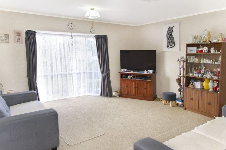 Photo of property in 8 Bernina Place, Weymouth, Auckland, 2103