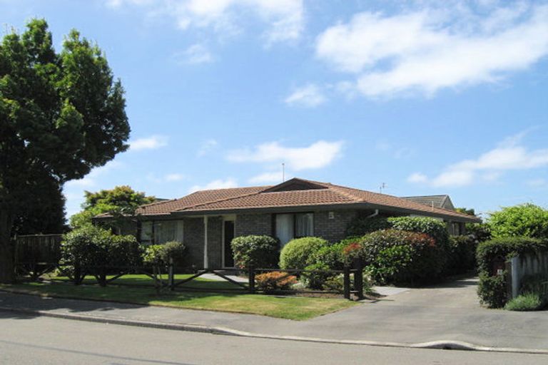 Photo of property in 16 Wyatt Place, Russley, Christchurch, 8042