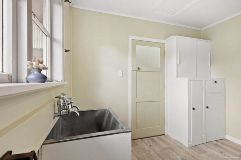 Photo of property in 14 Taikata Road, Te Atatu Peninsula, Auckland, 0610