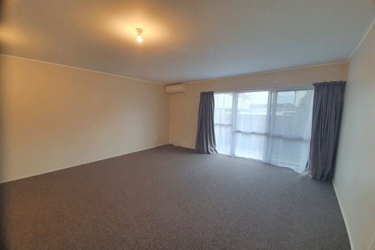 Photo of property in 2/11 Challen Close, Conifer Grove, Takanini, 2112