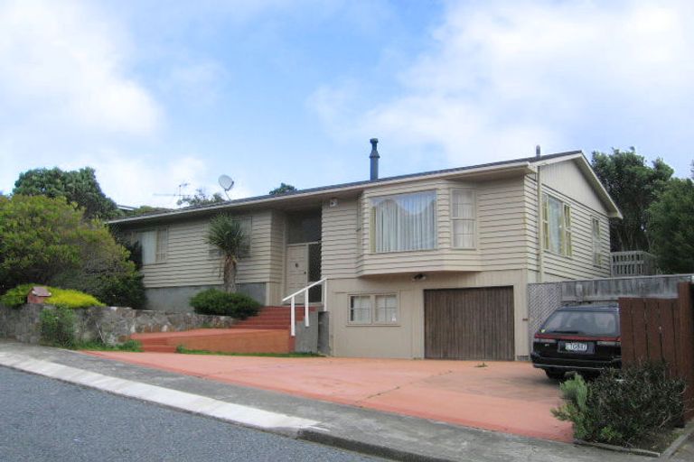 Photo of property in 8 Bloomsbury Grove, Newlands, Wellington, 6037