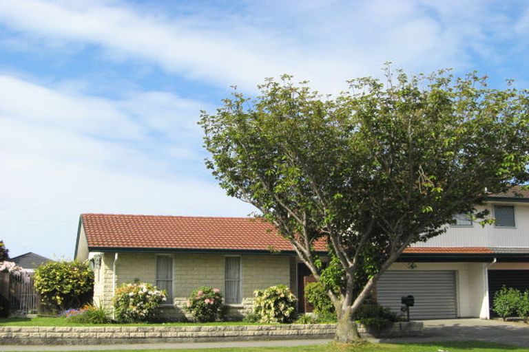 Photo of property in 2/60 Ambleside Drive, Burnside, Christchurch, 8053