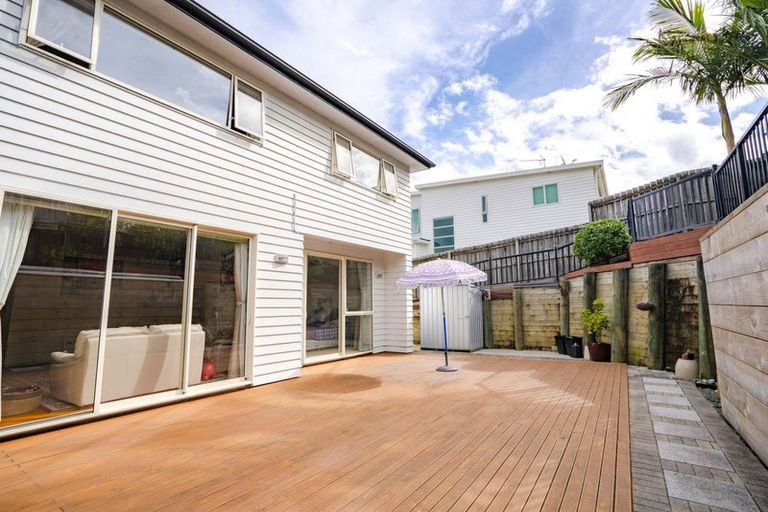 Photo of property in 17 Bintulu Place, Fairview Heights, Auckland, 0632