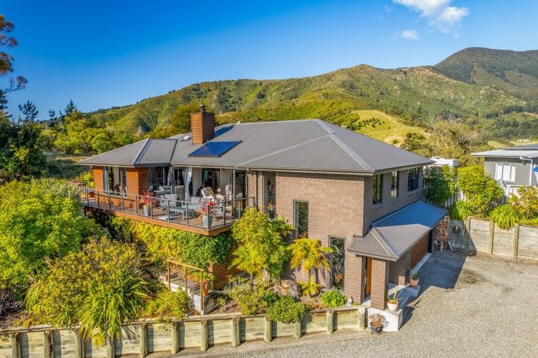 Photo of property in 14 Bell Bird Rise, Picton, 7220