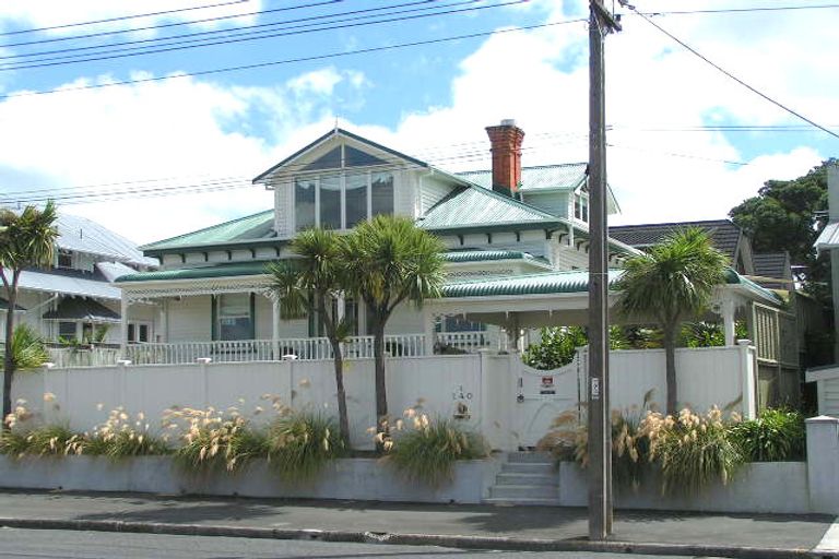 Photo of property in 1/140 Queen Street, Northcote Point, Auckland, 0627