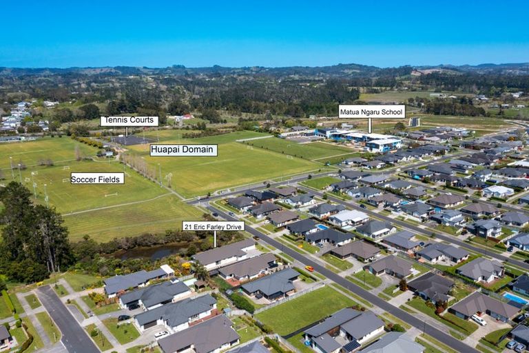 Photo of property in 21 Eric Farley Drive, Kumeu, 0810