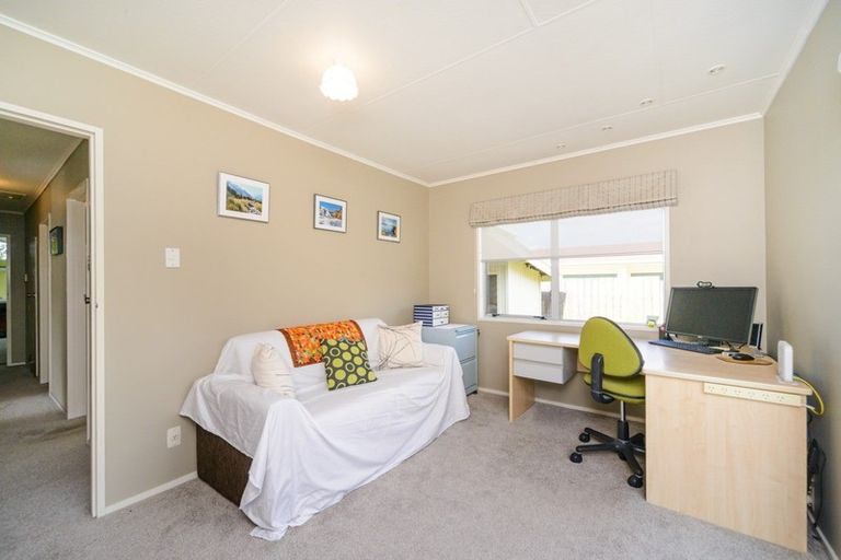 Photo of property in 6 Dunk Place, Milson, Palmerston North, 4414