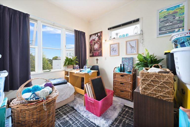 Photo of property in 64 Sylvan Crescent, Te Atatu South, Auckland, 0610