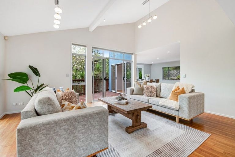 Photo of property in 9 Springwater Vale, Unsworth Heights, Auckland, 0632